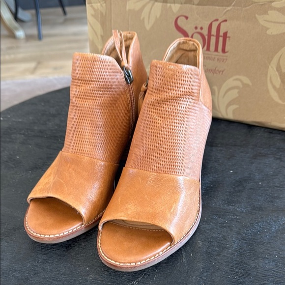 Sofft Tan Heeled Boots with Textured Leather and Block Heel slightly worn - Picture 1 of 8
